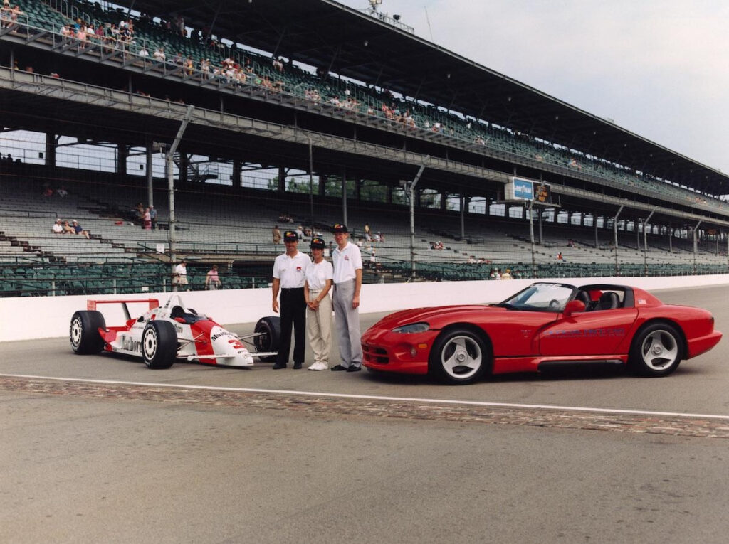 Une Viper RT/10 de pré-production à coté d'une Indy Car.