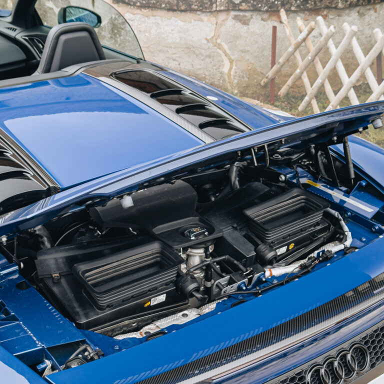 Vue restreinte du compartiment moteur de la R8 Spyder