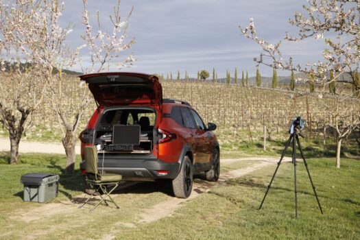 Le Bigster reprend à son compte le fameux "Pack Sleep" : l'ensemble qui transforme votre Dacia familale en van aménagé ! L'imposante caisse en bois renferme alors une cellule arrière de rangement, et de quoi installer un lit, pour une personne ou deux personnes très intimes ! Jogger et Bigster profitent de leur gabarit accru pour plus d'aisance à bord ; et l'avantage du grand toit ouvrant panoramique ici.