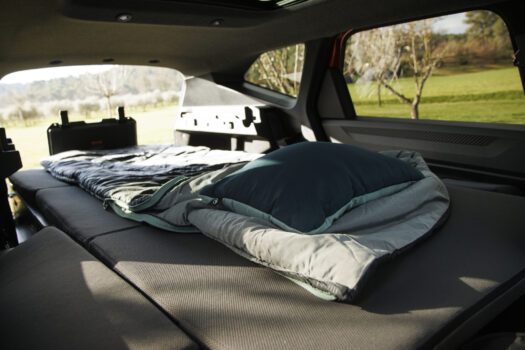 Le Bigster reprend à son compte le fameux "Pack Sleep" : l'ensemble qui transforme votre Dacia familale en van aménagé ! L'imposante caisse en bois renferme alors une cellule arrière de rangement, et de quoi installer un lit, pour une personne ou deux personnes très intimes ! Jogger et Bigster profitent de leur gabarit accru pour plus d'aisance à bord ; et l'avantage du grand toit ouvrant panoramique ici.