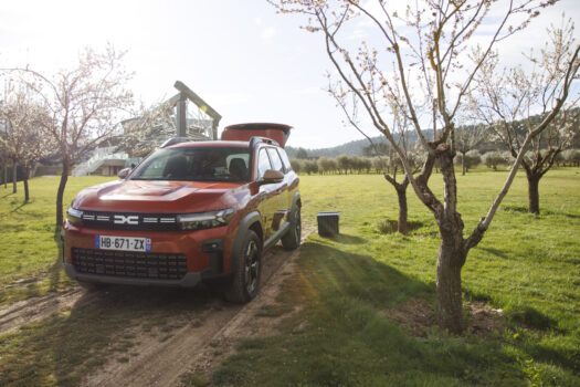 Le Bigster reprend à son compte le fameux "Pack Sleep" : l'ensemble qui transforme votre Dacia familale en van aménagé ! L'imposante caisse en bois renferme alors une cellule arrière de rangement, et de quoi installer un lit, pour une personne ou deux personnes très intimes ! Jogger et Bigster profitent de leur gabarit accru pour plus d'aisance à bord ; et l'avantage du grand toit ouvrant panoramique ici.