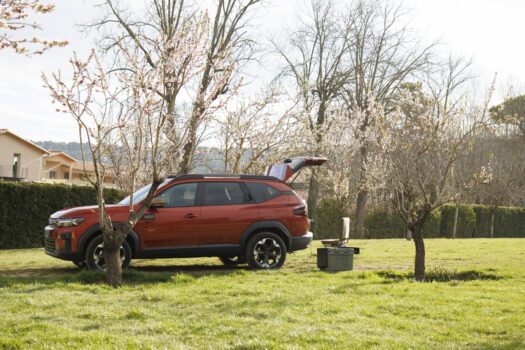 Le Bigster reprend à son compte le fameux "Pack Sleep" : l'ensemble qui transforme votre Dacia familale en van aménagé ! L'imposante caisse en bois renferme alors une cellule arrière de rangement, et de quoi installer un lit, pour une personne ou deux personnes très intimes ! Jogger et Bigster profitent de leur gabarit accru pour plus d'aisance à bord ; et l'avantage du grand toit ouvrant panoramique ici.