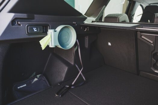 Dacia a ouvert un concours à des étudiants de design, pour enrichir sa gamme d'accessoires YouClip. Trois ont retenu l'attention du jury, au final. Voici le kit pratique pour promener son chien..