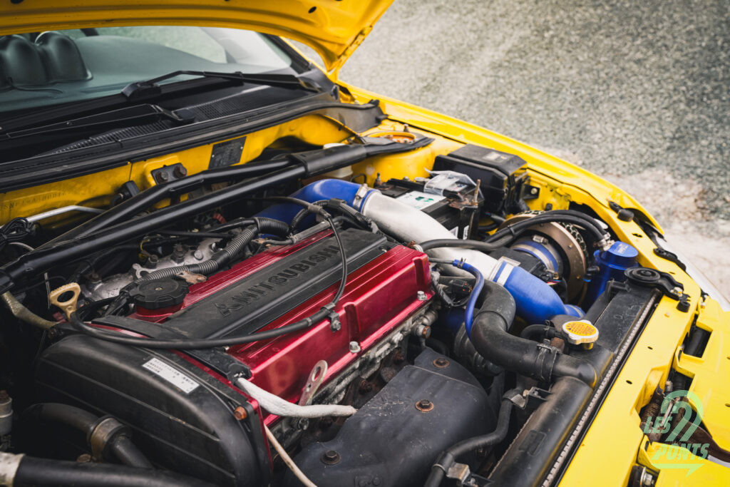Le moteur 4G63T présent sous le capot de la Lancer Evo VIII.