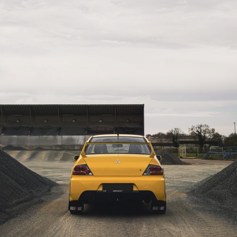 L'arrière de la Lancer Evo VIII.
