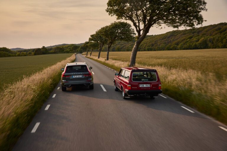 Le Volvo XC60 dépassant la mythique 240