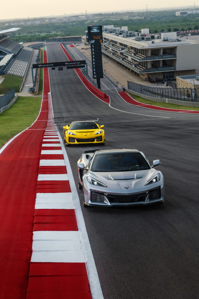 Chevrolet Corvette ZR1X (2026) avec châssis "standard" en grise et pack aéro "ZTK Performance Package" en jaune