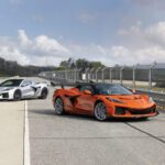 Chevrolet Corvette ZR1X (2026) avec châssis "standard" en grise et pack aéro "ZTK Performance Package" en orange