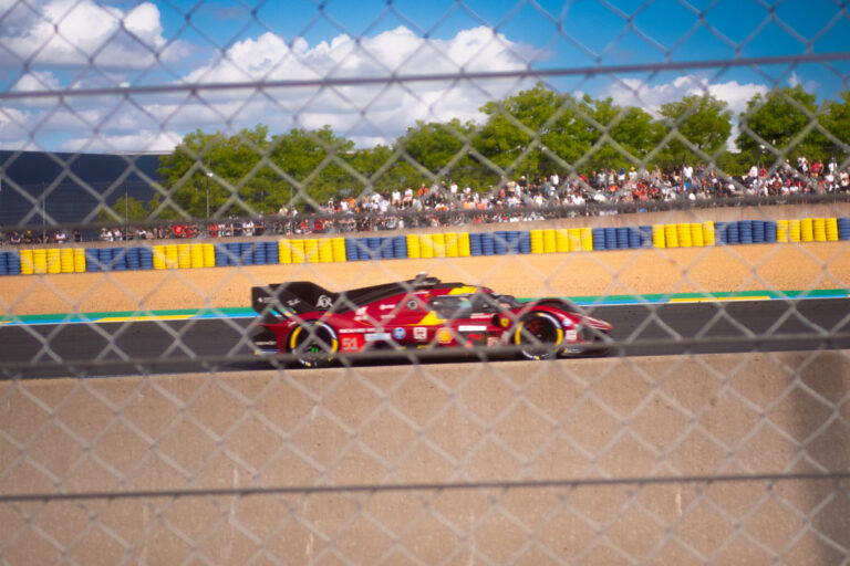 Ferrari 499P pendant la course des 24h du Mans 2025