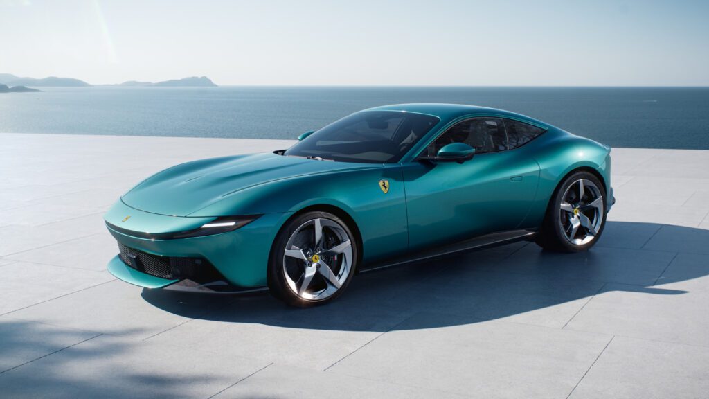 Ferrari Amalfi, le nouveau coupé de la marque au cheval cabré dans sa couleur vert bleuté