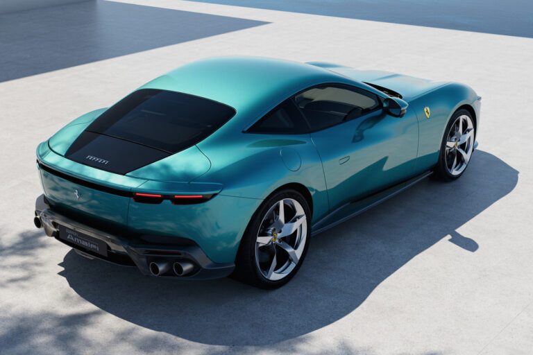Nouvelle Ferrari Amalfi vue de trois-quarts arrière droit, dans sa couleur vert bleuté