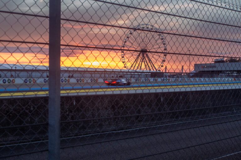Alpine A424 courant sur le circuit des 24h du Mans 2025 sous un coucher de soleil