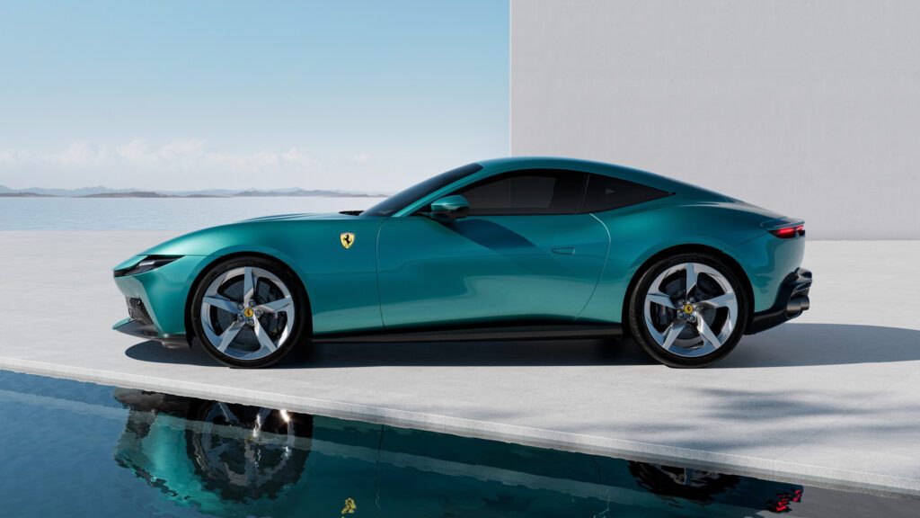 Nouvelle Ferrari Amalfi vue de côté, dans sa couleur vert bleuté