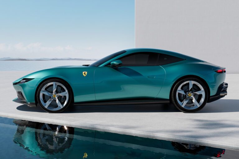 Nouvelle Ferrari Amalfi vue de côté, dans sa couleur vert bleuté