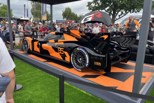 Nouvelle Hypercar McLaren sur le stand constructeur