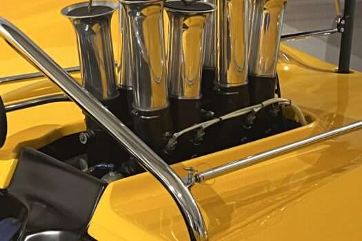 Les pipes d'admission du V8 7L Chevrolet, équipant la McLaren M8A
