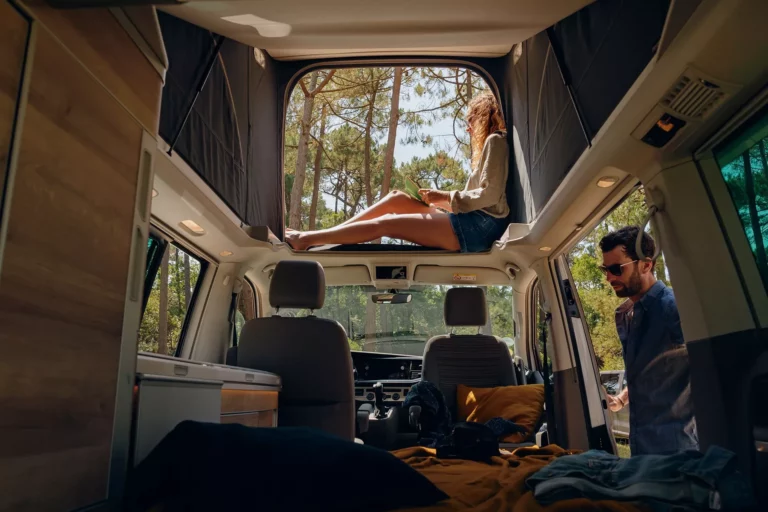 Intérieur du VW California T6 avec lit déplié