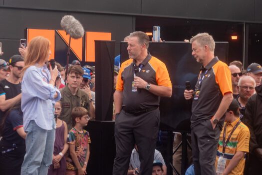 Zak Brown, patron de McLaren, en plein interview aux 24h du Mans pour la présentation de la nouvelle Hypercar