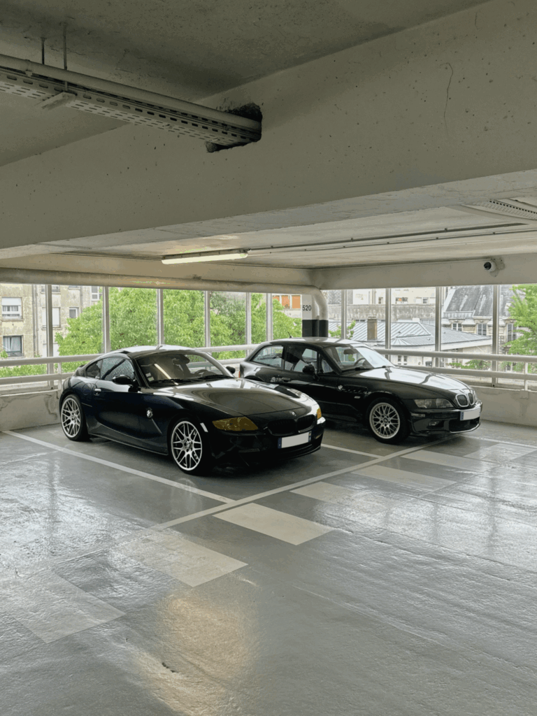 À gauche, une Z4 Coupé 3.0si E86 et à gauche, une Z3 Coupé 3.0i E36/8.
