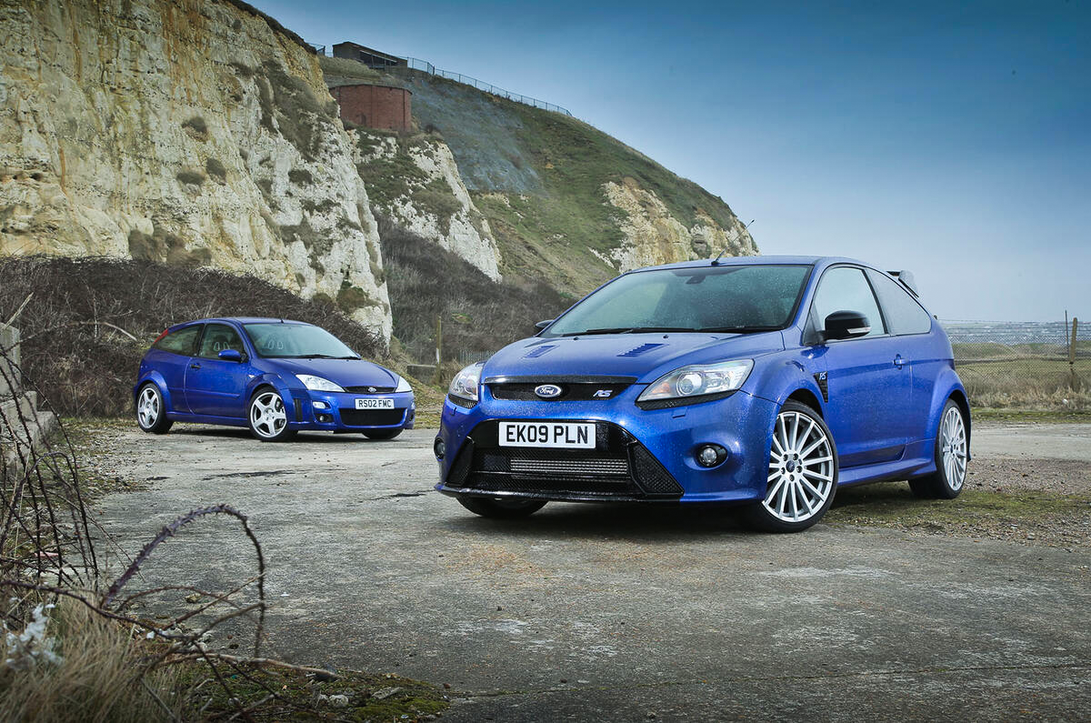 Au premier plan, la Ford Focus RS de deuxième génération. Au second plan, la Ford Focus RS de première génération.