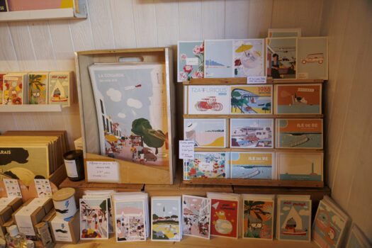 ... et petites cartes postales en bois.