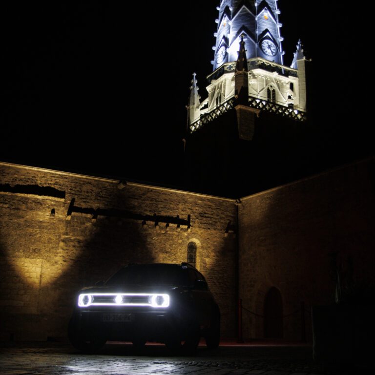 Renault 4 E-Tech et l'église St-Etienne d'Ars en Ré