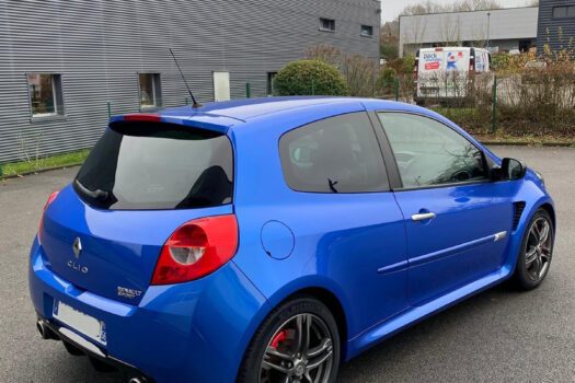 ... et une très belle phase 2 Trophy. Joli bleu, qui contraste superbement avec les jantes anthracite et les étriers rouge. On est fan ! ©quiguer-automobiles.com