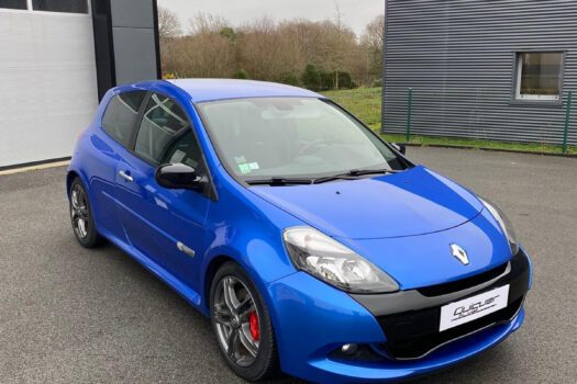 ... et une très belle phase 2 Trophy. Joli bleu, qui contraste superbement avec les jantes anthracite et les étriers rouge. On est fan ! ©quiguer-automobiles.com