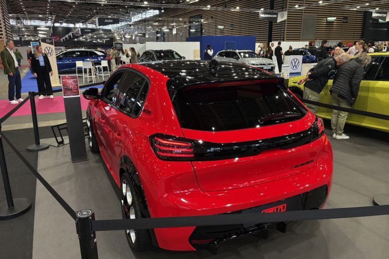 Peugeot E 208 GTI 3/4 avant