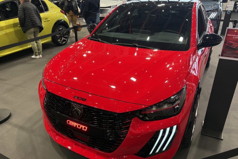 Peugeot E 208 GTI 3/4 avant