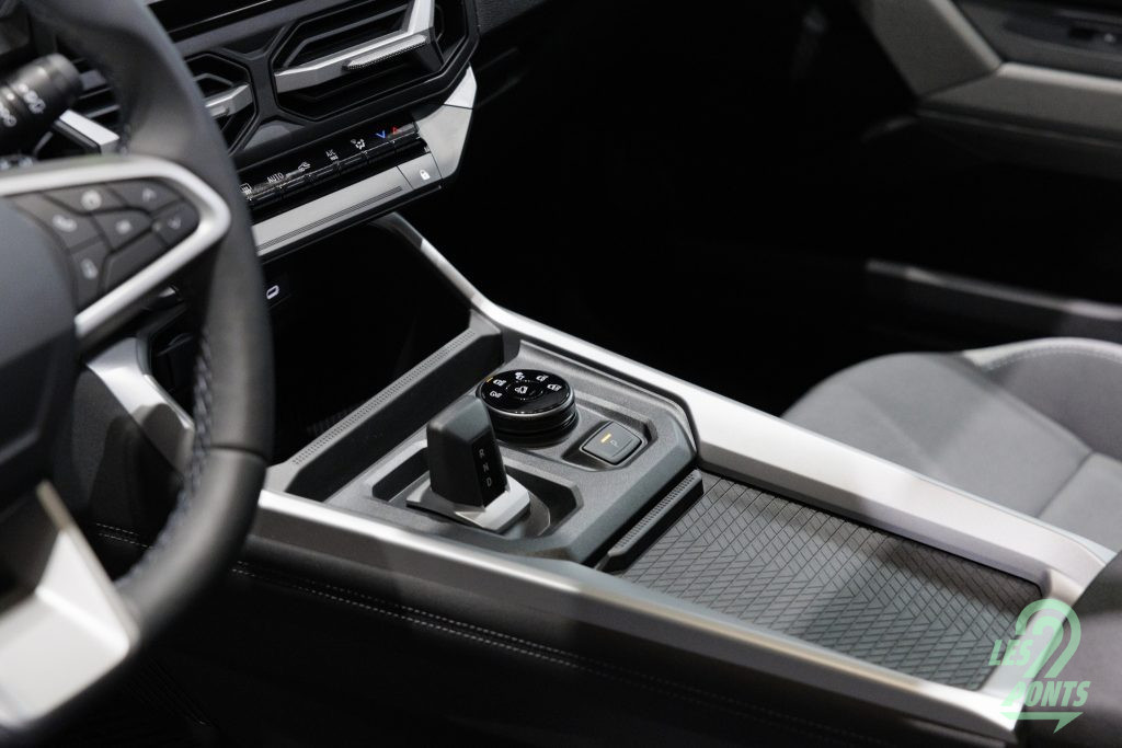 Le récent sélecteur de l'hybrid 155 se retrouve ici. On note à côté le sélecteur de modes de conduite : Auto, Eco, Snow, Mud-Sand, Lock, Hill Descent Control.