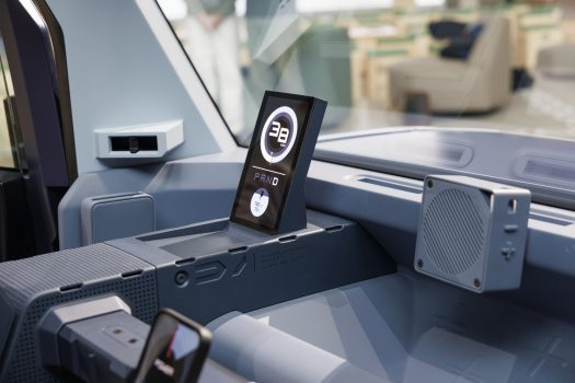 Au premier plan, il s'agit bien de l'enceinte connectée Bluetooth du concept.