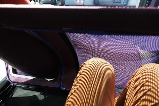 Les sièges avant sont extrêmement fins (et confortables !) : de quoi dégager un espace aux jambes finalement étonnant.