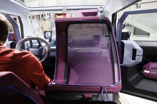 Siège passager avant rabattu pour dégager l'espace à bord.