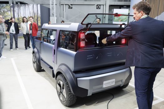 Dacia Hipster Concept et notre confrère du Nouvel Automobiliste qui joue les opérateurs démo !