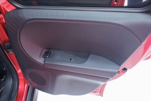 Les poignées façon anciennes Ferrari pour ouvrir les portes, c'est sympa ! Les vis apparentes, moins... :/