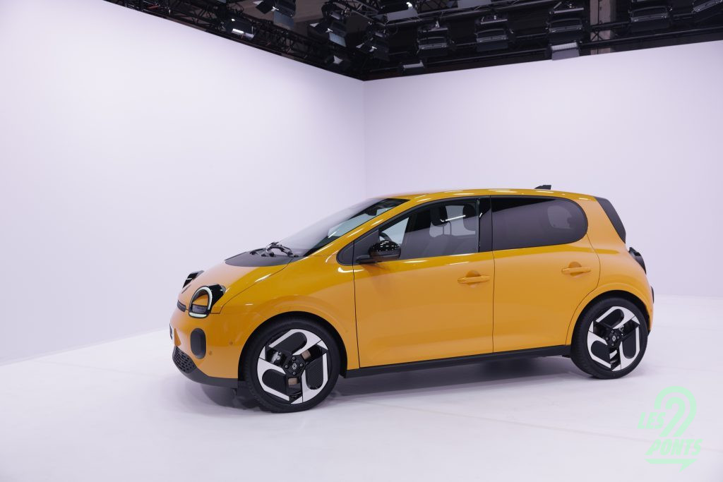 Notez que les lécheurs de vitres sont camouflés, une astuce de style normalement réservée aux haut de gamme ! Une vraie rareté sur segment A.