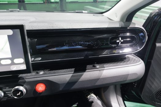 Vous vous souvenez du bouton warnings de la Twingo 1 en sommet de planche de bord, comme un nez de clown ? Le voici réinterprété, bien en évidence.