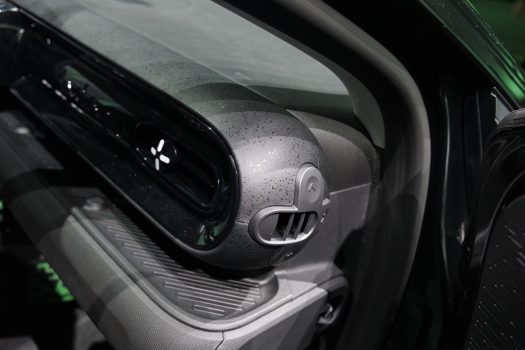 Des efforts graphiques sur les côtés de la planche de bord !