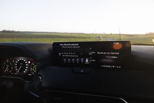 L'écran de mesure consommation. Un autre menu précise la répartition d'énergie de la micro hybridation.