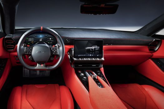 Intérieur de la Toyota GT GR en cuir rouge et alcantara noir