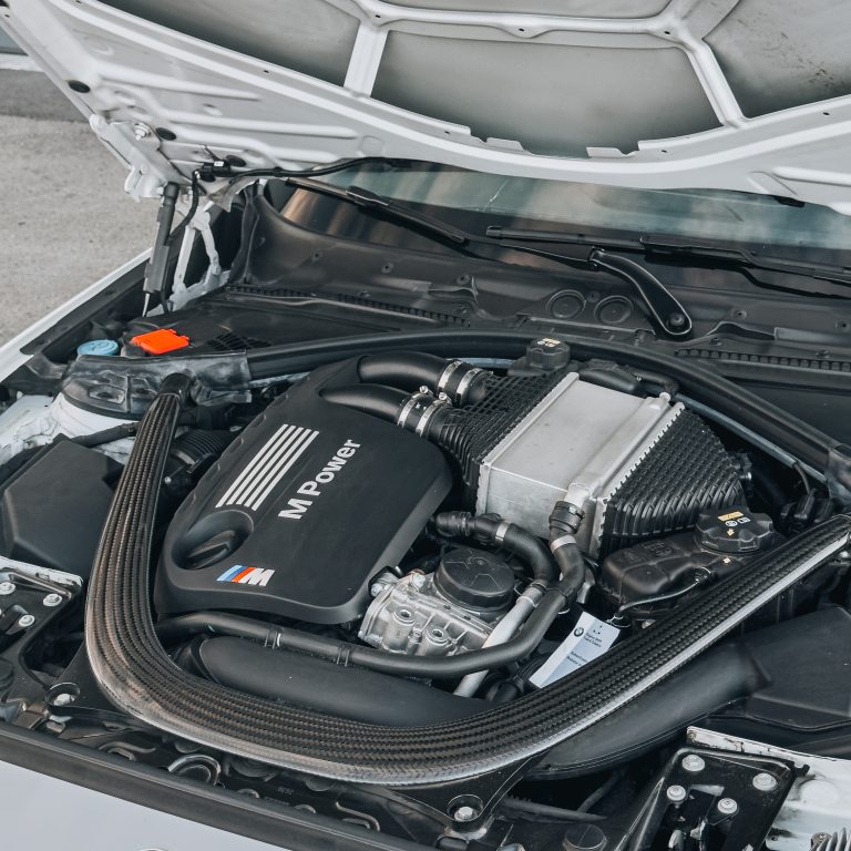 Le moteur S55, un 6 cylindres en ligne biturbo.
