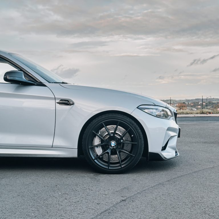 Les jantes et le système de freinage de la M2 Competition.