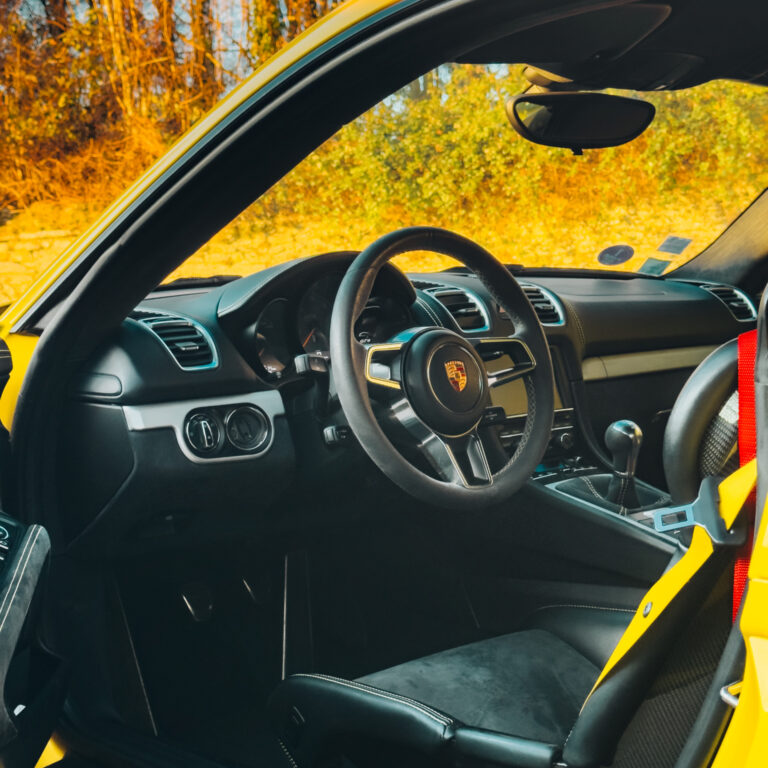 L'habitacle de la Cayman GT4.