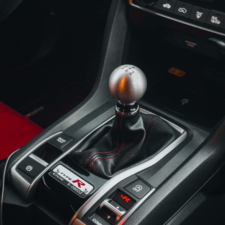 Le levier de vitesses et la plaque numérotée.