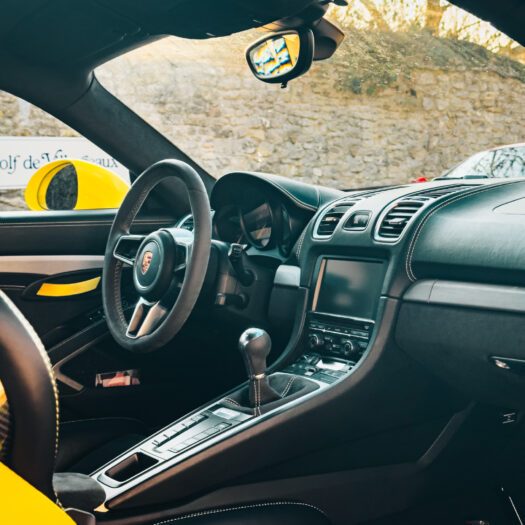 L'habitacle de la Cayman GT4.