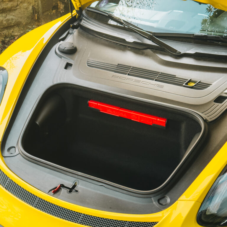 Le coffre avant de la Cayman GT4.