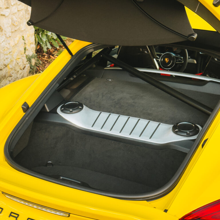 Le coffre arrière de la Cayman GT4.