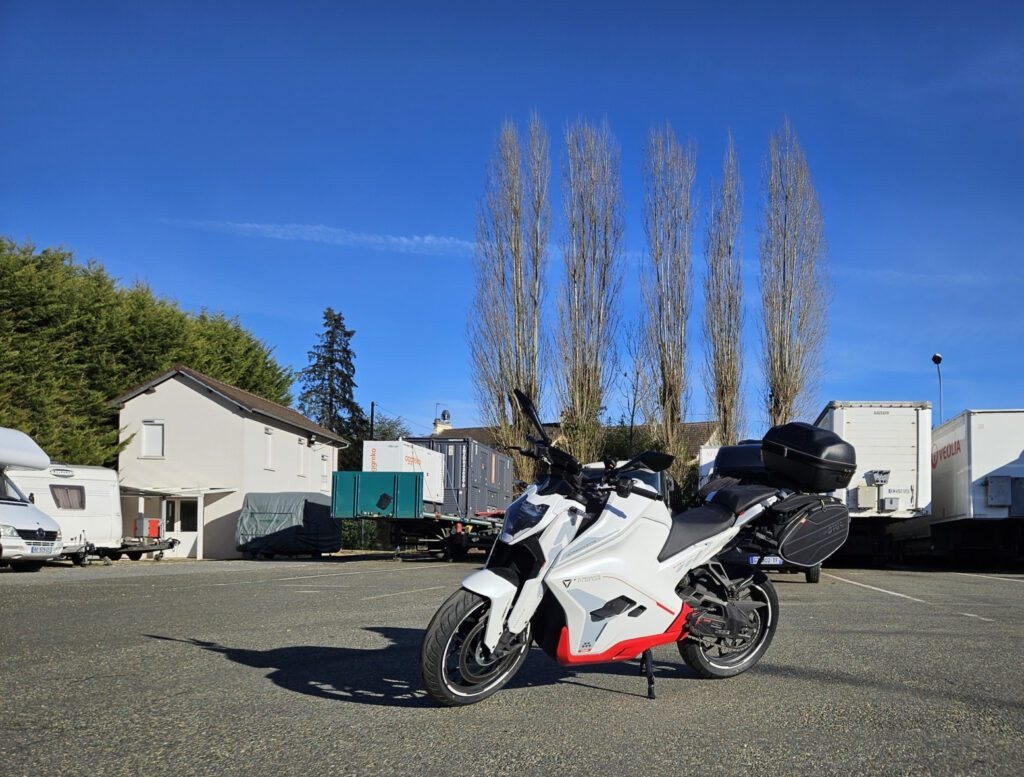 Notre modèle d’essai a adopté, pour la première fois chez Pink Mobility, des sacoches cavalières Givi. Pratiques, certes, mais pas du tout adaptées au look de notre F77. Sans elles et le top case, elle ne dispose d’aucun rangement