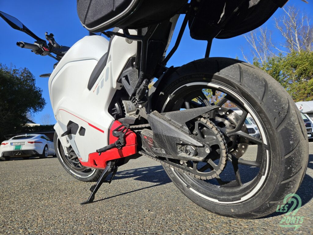 Ce n’est pas une option inédite, mais la F77 propose un système de blocage des roues à l’arrêt. Cela peut surprendre au moment de se garer, mais c’est particulièrement agréable au feu rouge. Surtout en côte.